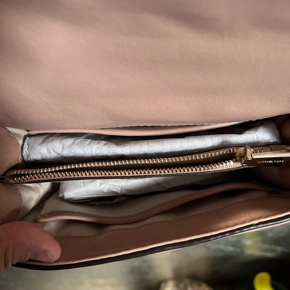 Micheal Kors purse - Picture 2 of 8